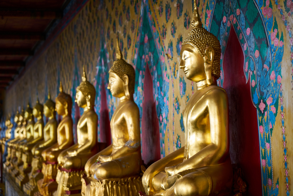 wedding in thailand - visiting temple